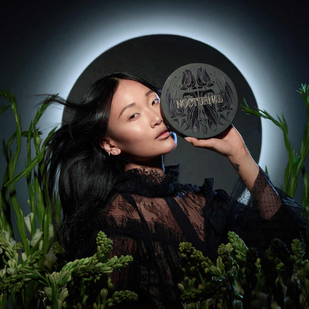 Model Holding Nocturnal Set